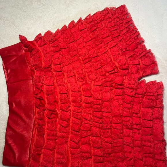 RED RUFFLE SHORT - Picture 4 of 4